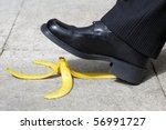 ن 1 لــ 5 وقــشرة موز على الأرض منو ودك يدوس علـيـها ؟؟!!  Stock-photo-businessman-about-to-slip-and-fall-on-a-banana-skin-56991727